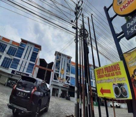 Kabel semrawut banyak terlihat di Pekanbaru akibat ulah provider nakal (foto/int)